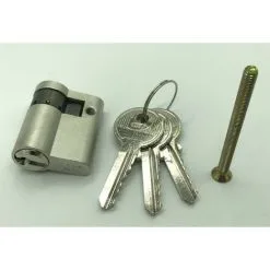 ISEO CAVERS Cylindre Européen à 2 Entrées CITY ISEO Finition: Nickelée Demi-cylindre 30x10mm Demi-cylindre 30x10mm CG13152V